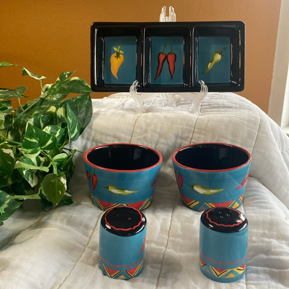 The Main Ingredients 7 Piece Chili Set Salt &  P Shakers  2 Bowls & Serv…